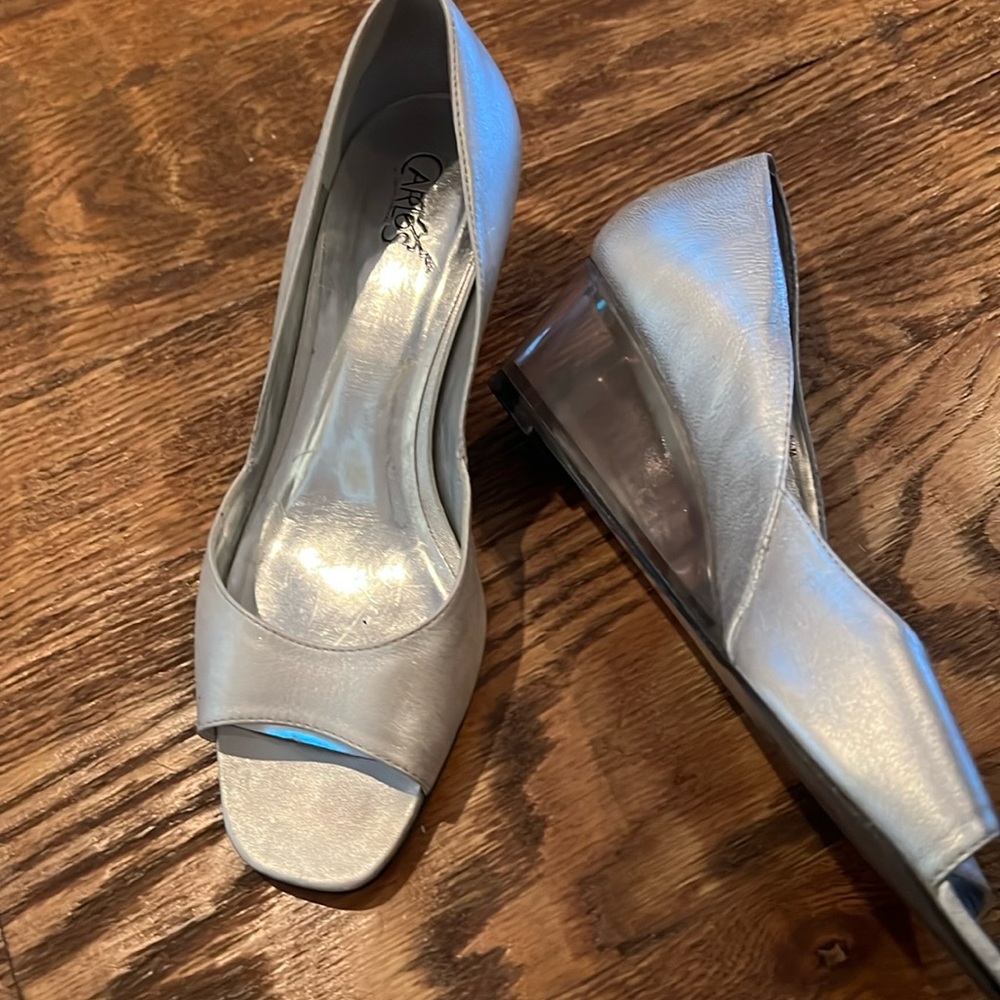 Open toe wedge pump